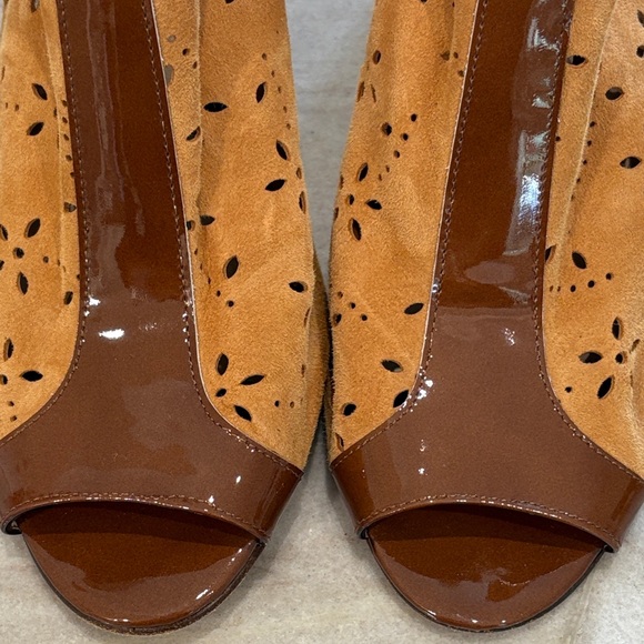 Jennifer Tattanelli Women’s Elegant Laser Cut Ankle Booties - Picture 6 of 7